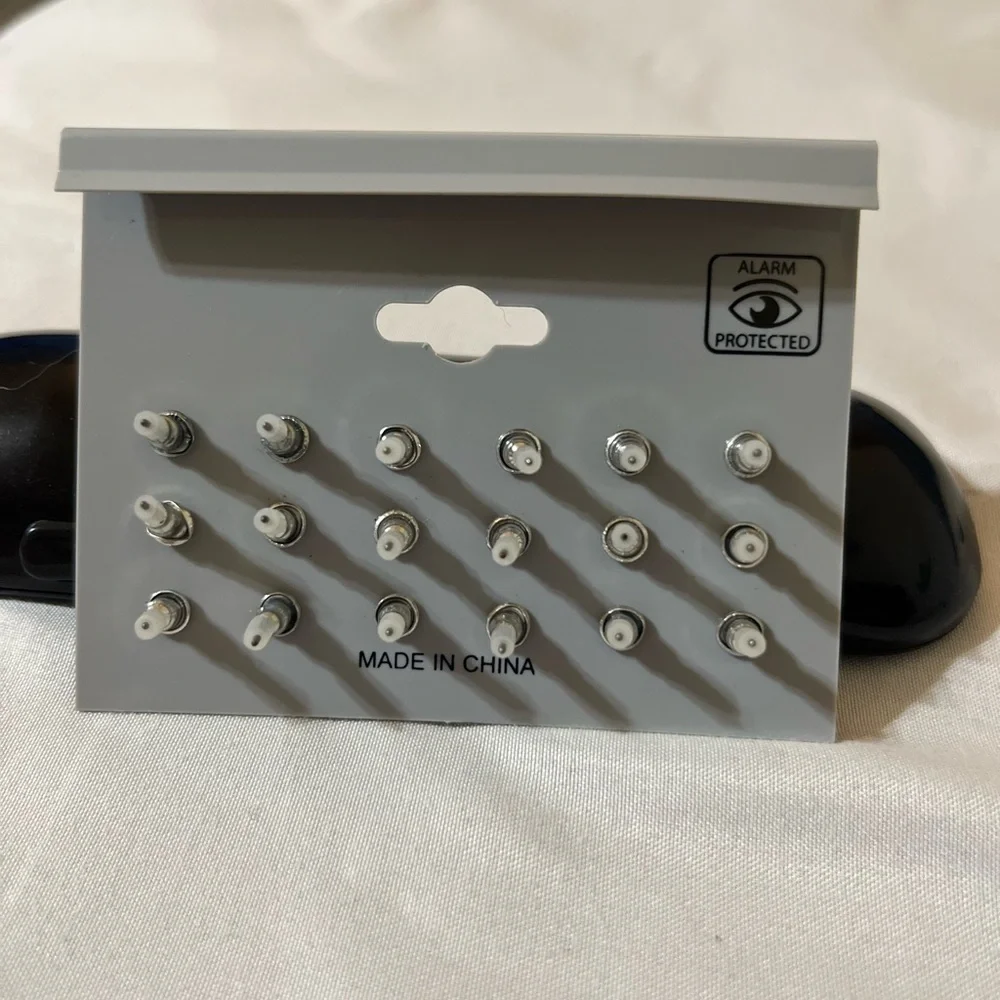 ⭐️ Brand New 9 Pack of Post Back Earrings - Picture 3 of 4